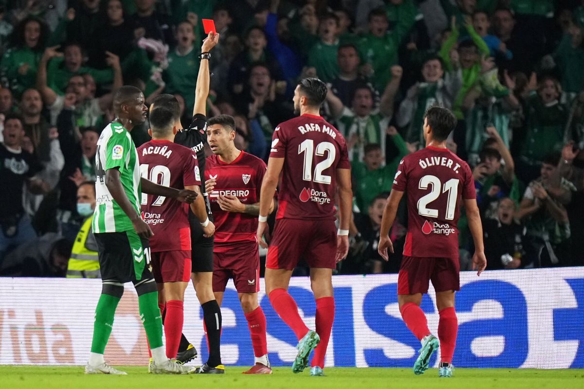 🎥 | Rode kaartenfestijn in Sevilla-derby: Montiel en Fekir moeten het veld af