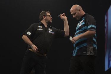 🎥 | James 'The Machine' Wade schakelt Rob Cross uit in kwartfinales Grand Slam of Darts