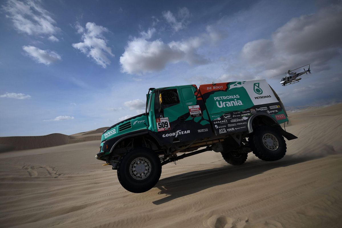 Ton van Genugten alsnog winnaar van 5e Dakar-etappe na sportieve reddingsactie