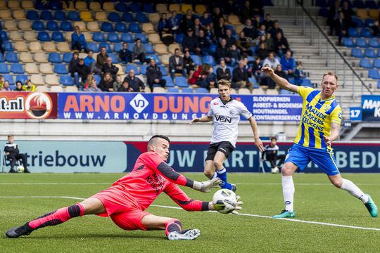 RKC-keeper Vaessen door dolle heen met late treffer van teamgenoot (video)