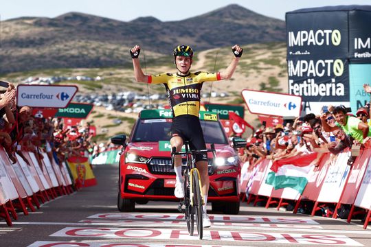 Jumbo-Visma toont spierballen in Vuelta: ritwinst voor Kuss, Roglic en Vingegaard pakken tijd op Evenepoel