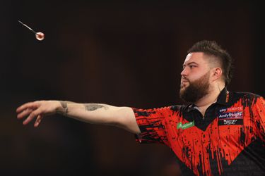Wereldkampioen Michael Smith gooit niet goed, maar wint wel van Madars Razma