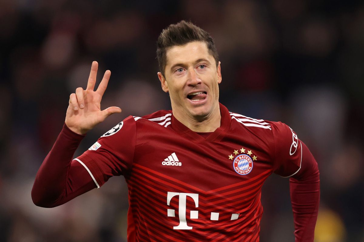 🎥 | Na 22 minuten klaar in München! Hattrick Lewandowski brengt Bayern voor 99 procent verder
