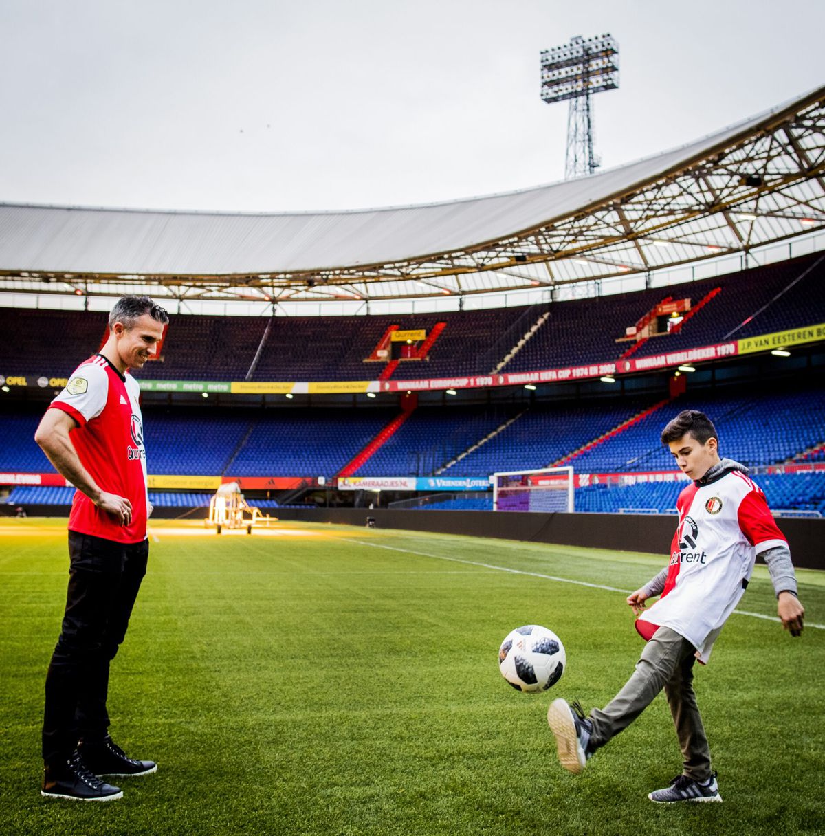 Shaqueel van Persie in voetsporen van vader Robin: contract tot 2025 bij Feyenoord
