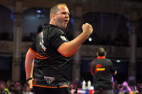 Nóg een Nederlander naar kwartfinales: Dirk van Duijvenbode wint spannende pot tegen José de Sousa