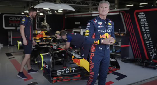 🎥 | David Coulthard leent sleutels van Max Verstappen voor een rondje in 'beste F1-auto ooit'