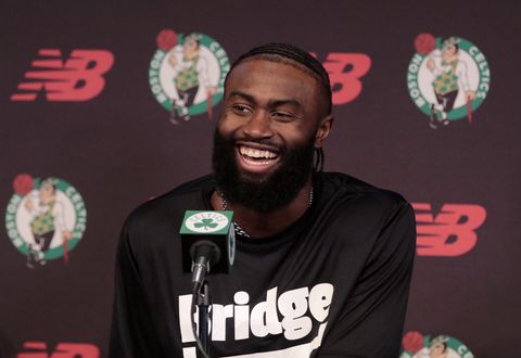 📸 | Bestbetaalde basketballer Jaylen Brown datet met 43-jarig model (die ook al oma is)