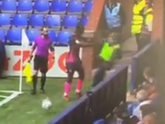 🎥 | Exeter-speler Cheick Diabate duwt trage ballenjongen omver