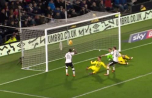 FAIL! Darren Bent mist vanaf 1 meter voor leeg doel (video)