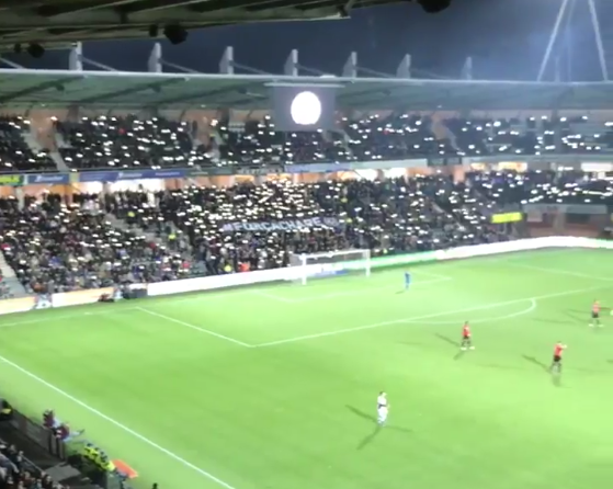 Fans Heracles en NEC steken lichtjes aan ter herdenking van 'Chape'-drama (video)