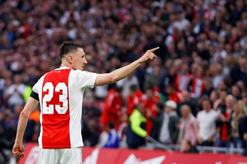 Rechter geeft Feyenoord-fans die antisemitische tekening van Berghuis maakten opvallende straf