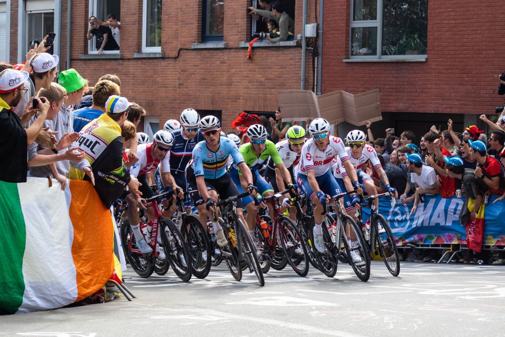 Wegrit WK wielrennen in Vlaanderen enorm succes: honderdduizenden fans langs parkoers