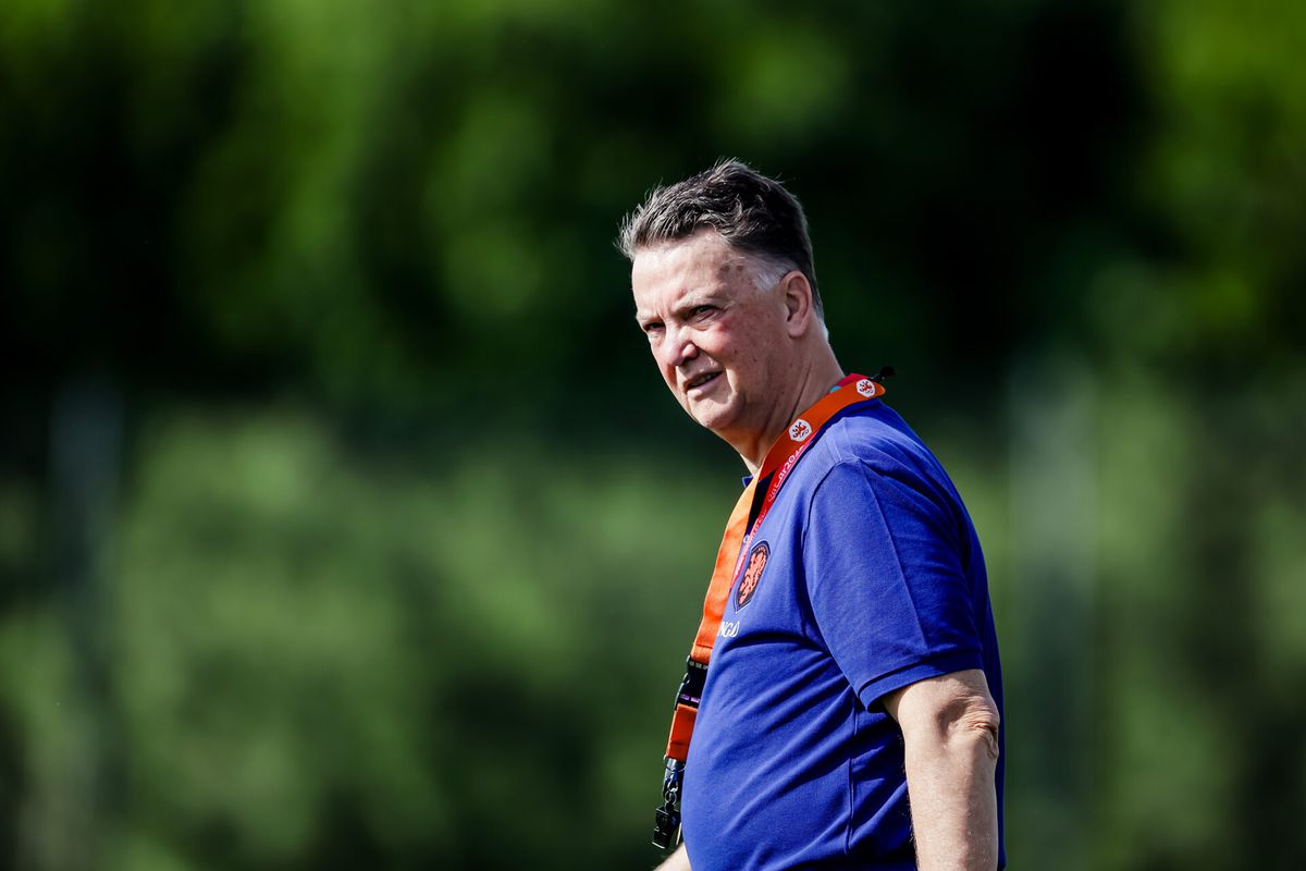 Van Gaal beweert dat leeftijden de basis waren voor weggeven rugnummers