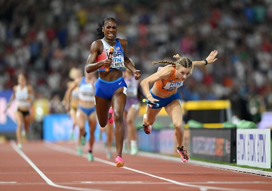 Vloek van Boedapest? Ook estafetteploeg VERLIEST goud op WK atletiek door struikelpartij