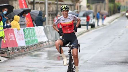 Groot Spaans wielertalent Domínguez (18) overleden na aanrijding met vrachtwagen