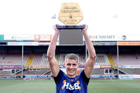 Feyenoord grijpt mis! VfL Wolfsburg kaapt Micky van de Ven weg in Volendam