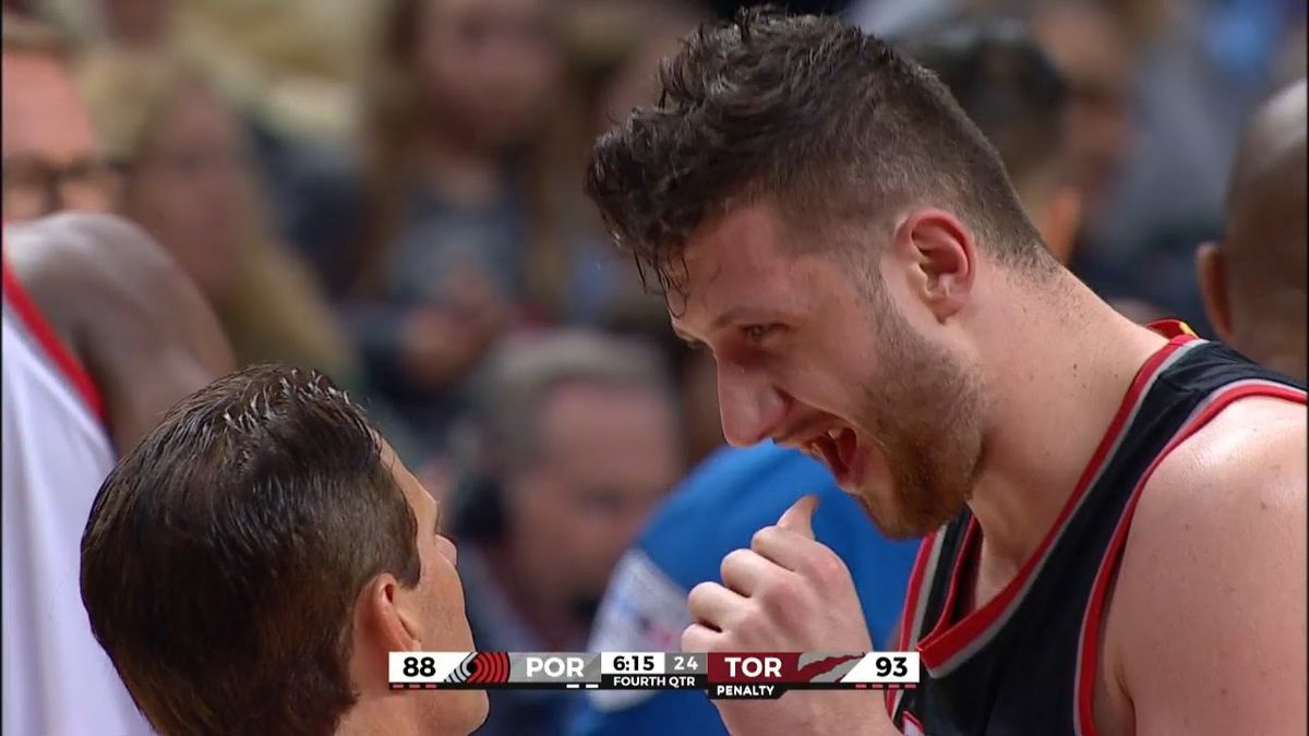 Bikkel! NBA-speler Nurkic speelt door na verliezen twee tanden (video)