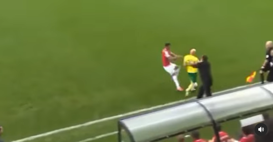 🎥 | LOL! Engelse trainer duwt speler van de tegenstander naar de grond