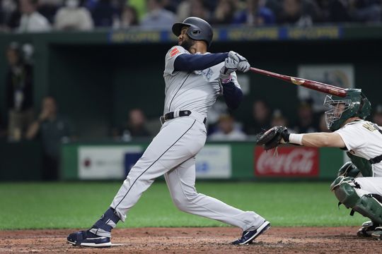 Grand slam-alert 🚨! Santana jaagt de bal met 3 man op de plaat de tribunes in (video)