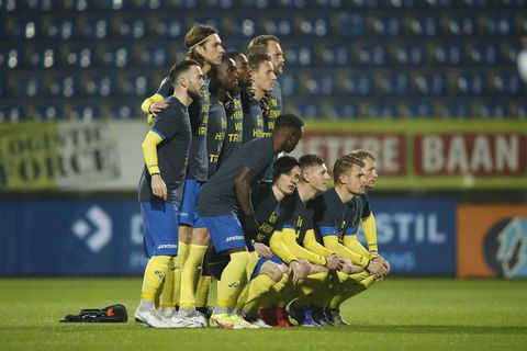 Cambuur-spelers trekken speciaal shirt aan voor zieke Henk de Jong