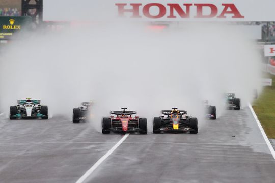 🎥​ | Max Verstappen in regen begonnen aan mogelijke titelrace: dit betekent de neerslag voor tactiek