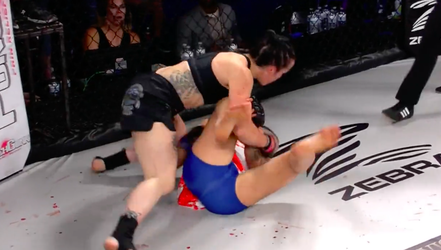 🎥 | MMA-beuker Auttumn Norton beslist Invicta-partij in stijl met deze 'hammerfists'