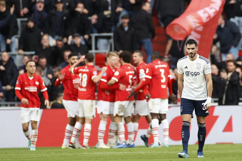 Ajax zakt naar historische laatste plaats door verlies in prachtig voetbalgevecht met PSV