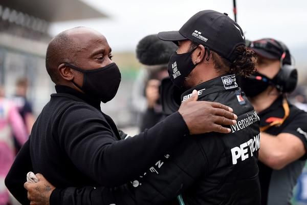 🎥 | Hamilton kreeg tijdens de GP van Portugal ineens kramp: 'Moest echt op m'n tanden bijten'