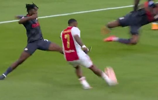 🎥 | Oud-PSV'er Steven Bergwijn schiet Ajax op voorsprong tegen zijn oude club