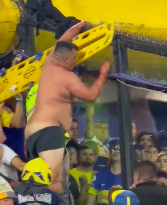 🎥 | Bizar: Boca-fan valt van 2e ring in La Bombonera, prikkeldraad vangt hem op