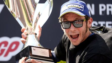 Rossi wint GP van Catalonië, Márquez pakt WK-leiding