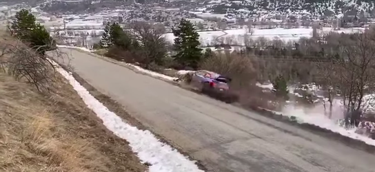 🎥😲 | Wereldkampioen rallyrijden ongedeerd na déze heftige crash: auto total loss