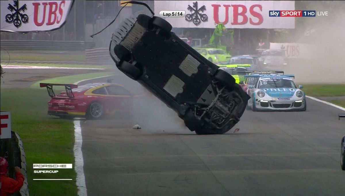 Auto's vliegen over de kop in de Porsche Supercup in Monza (video)