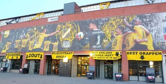 NAC-supporters nemen eigen degradatie in de zeik met spandoeken: 'K*t spelers gratis af te halen'