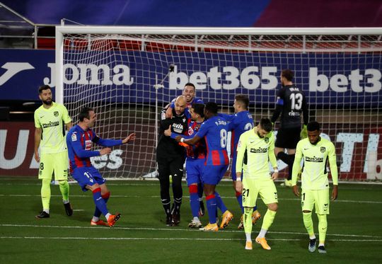 🎥 | Eibar-keeper mag pingel nemen tegen Atlético en scoort 🤯