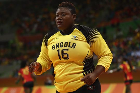 Deze handbalkeepster van Angola moet veel vissen op de Olympische Spelen, nu tegen Nederland