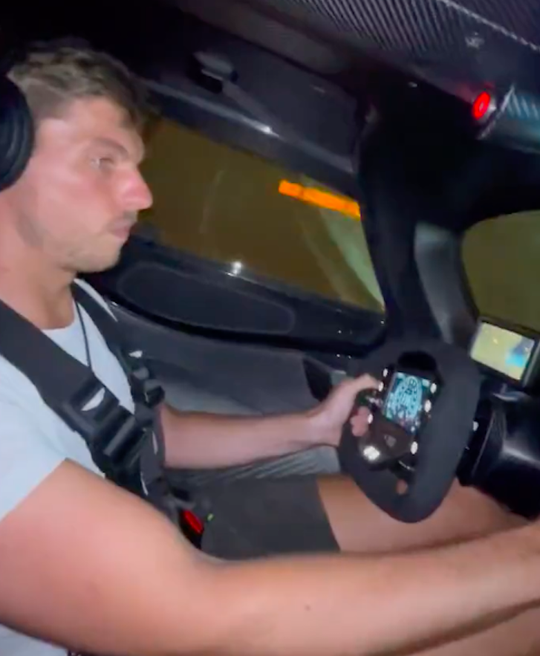 🎥 | Max Verstappen scheurt in peperdure bolide veel te hard over de Franse snelweg