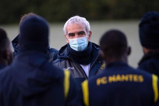 Woedende FC Nantes-fans verstoren eerste training van Domenech: 'Welkom in het Kita Circus!'