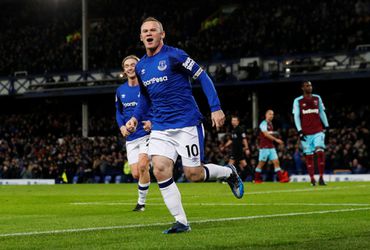 Hattrickheld Rooney schiet Everton van eigen helft naar 3-0 (video)