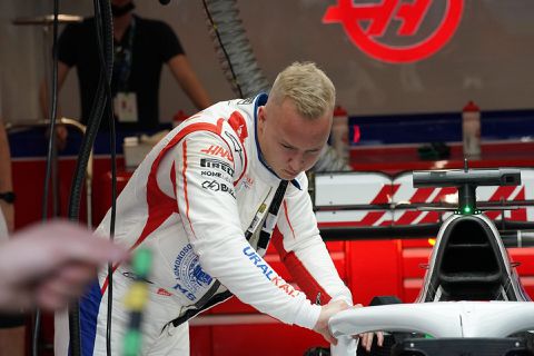 Nikita Mazepin zeikt over Max Verstappen: 'Kostte me 1,5 seconde'