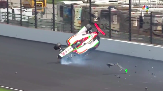 Heftige crash bij training Indy500: coureur knalt vól in de muur (video)