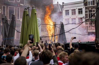 🎥​ | Amsterdam viert nu al (iets te hard) Ajax-feest: fik op Leidseplein