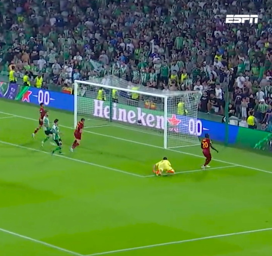 🎥 | Blije Mourinho wachtte VAR-check niet af bij Belotti's gelijkmaker tegen Betis