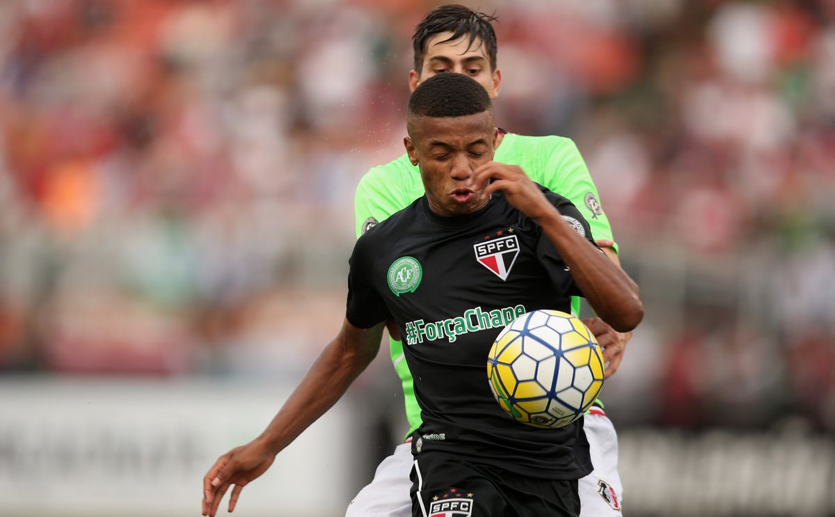 WTF! David Neres slaat tegenstander een bloedneus (video)