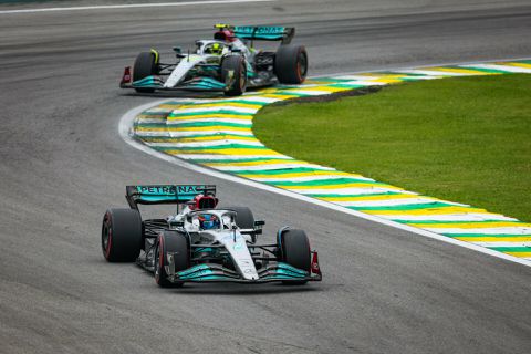Mercedes bovenaan 1e vrije training; Liam Lawson 5e in wagen van Verstappen