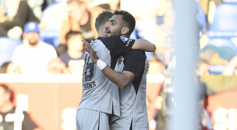 AZ blijft net als PSV foutloos na zege op PEC, FC Twente verliest voor het eerst