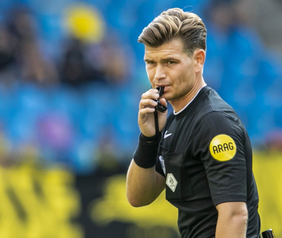 'Scheidsrechters snappen niets van aanstelling Joey Kooij bij AZ - Volendam'