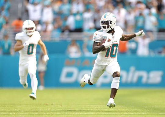 Miami Dolphins-speler Tyreek Hill krijgt boete van 7.000 dollar omdat hij geen sokken draagt
