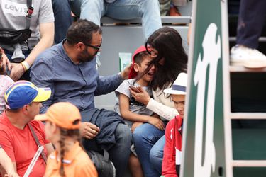 🎥​ | Irina-Camelia Begu smijt tennisracket tegen hoofd van kind bij Roland Garros