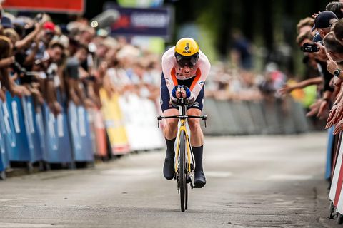 Au! Veteraan Jos van Emden breekt sleutelbeen bij val in Hamburg Cyclassics